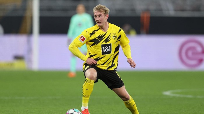 DORTMUND, GERMANY - MARCH 13: Julian Brandt of Dortmund runs with the ball during the Bundesliga match between Borussia Dortmund and Hertha BSC at Signal Iduna Park on March 13, 2021 in Dortmund, Germany. (Photo by Lars Baron/Getty Images)