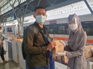 Momen Ramadhan, KAI Bagikan 24.000 Paket Takjil di 15 Stasiun