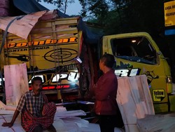Nyalip Tak Sampai, Bus Sugeng Rahayu Ringsek Hantam Truk di Ngawi