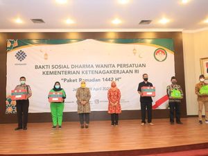 Ida Fauziyah Serahkan Paket Ramadhan ke Petugas di Lingkungan Kemnaker