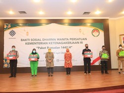 Ida Fauziyah Serahkan Paket Ramadhan ke Petugas di Lingkungan Kemnaker