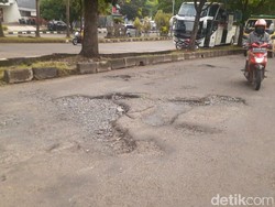 Korban Lubang Jl Tegar Beriman: Terjungkal dari Motor, Kaki Berdarah