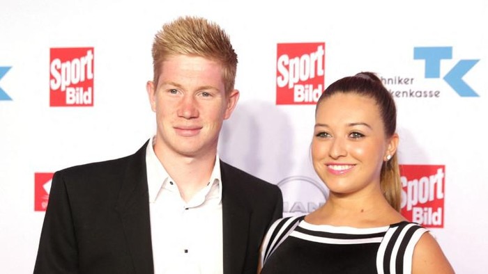 Wolfsburgs Belgian midfielder Kevin De Bruyne (L) and his girlfriend Michele Lacroix pose for photographers as they arrive for the Sport Bild-Awards in Hamburg, northern Germany on August 17, 2015. De Bruyne on scotched speculation linking him with a move to Manchester City, stating he would stay with the Bundesliga club this season.  AFP PHOTO / DPA / AXEL HEIMKEN   +++ GERMANY OUT +++ (Photo by AXEL HEIMKEN / DPA / AFP)