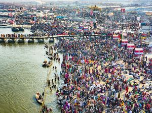 Kala Ritual Warga di Sungai Gangga Jalan Terus Meski Omicron Menggila