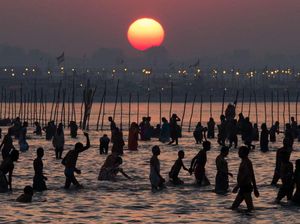 Dulu Dipakai Ritual, Sungai Gangga Kini Dipenuhi Jenazah COVID-19