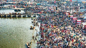 Kumbh Mela, Tradisi Mandi Suci yang Bikin Tsunami Corona di India