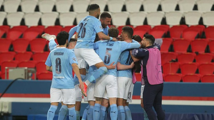 PARIS, FRANCE - APRIL 28: Kevin De Bruyne of Manchester City celebrates with Ilkay Gundogan, Riyad Mahrez, Kyle Walker, John Stones and Rodrigo after scoring their sides first goal during the UEFA Champions League Semi Final First Leg match between Paris Saint-Germain and Manchester City  at Parc des Princes on April 28, 2021 in Paris, France. Sporting stadiums around France remain under strict restrictions due to the Coronavirus Pandemic as Government social distancing laws prohibit fans inside venues resulting in games being played behind closed doors. (Photo by Alex Grimm/Getty Images)