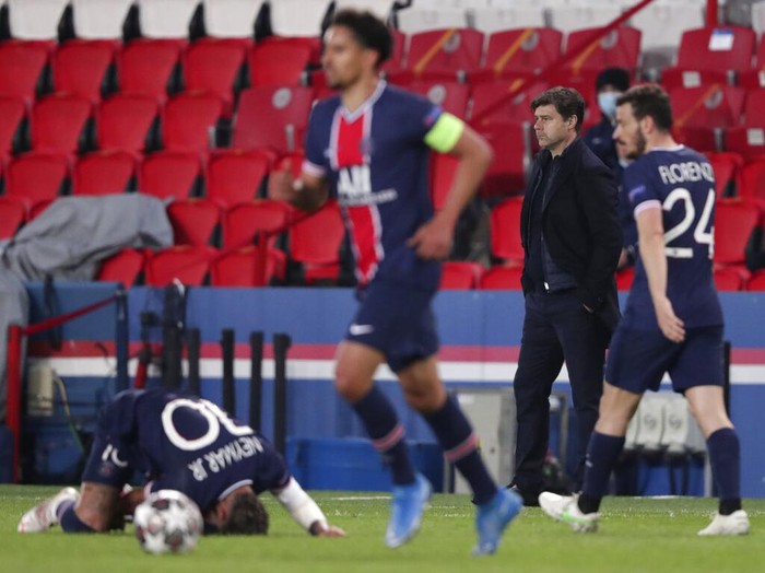 PSGs head coach Mauricio Pochettino during the Champions League semifinal first leg soccer match between Paris Saint Germain and Manchester City at the Parc des Princes stadium, in Paris, France , Wednesday, April 28, 2021. (AP Photo/Thibault Camus)