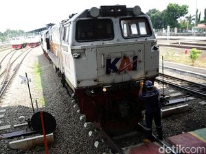 Melihat Perawatan Lokomotif di Depo Cipinang Melihat Perawatan Lokomotif di Depo Cipinang