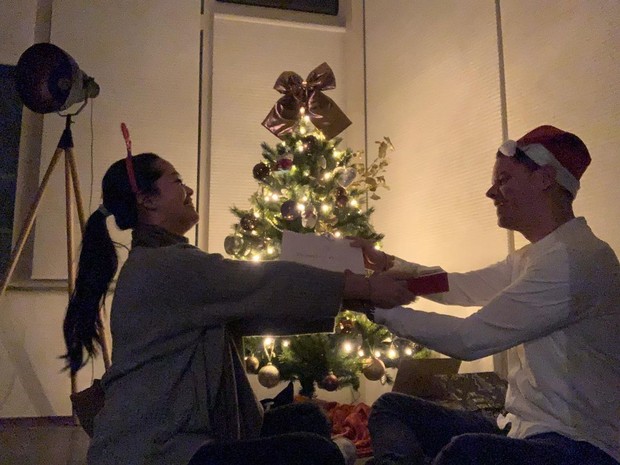 Menghabiskan malam Natal bersama.