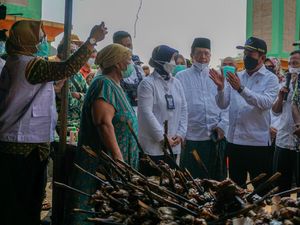 Cek Sentra Ikan Asap, Trenggono Janjikan Cold Storage 20 Ton