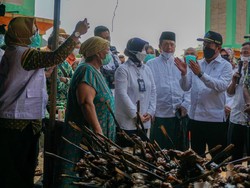 Cek Sentra Ikan Asap, Trenggono Janjikan Cold Storage 20 Ton