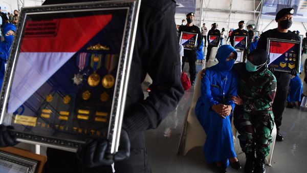 Momen Penganugerahan Tanda Kehormatan untuk Awak KRI Nanggala-402