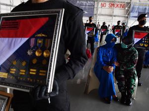 Momen Penganugerahan Tanda Kehormatan untuk Awak KRI Nanggala-402