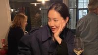 Cantiknya Naeun APINK Saat Ngopi dan Makan Kentang Goreng