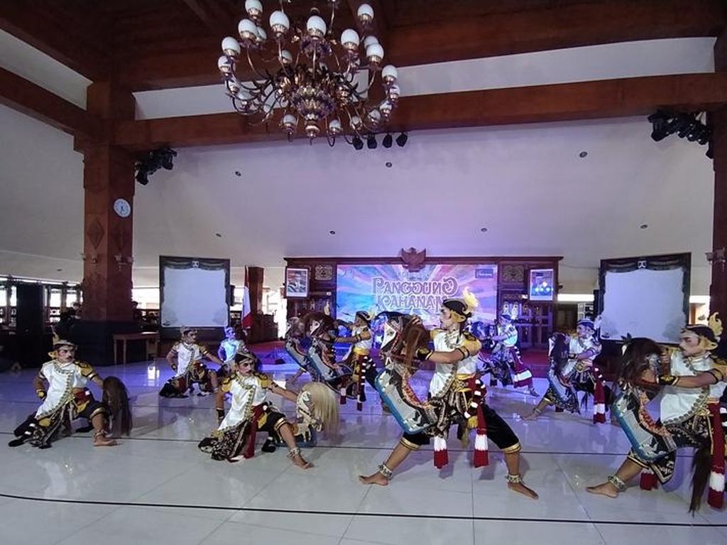 Ganjar Minta Seniman Tetap Berkarya Meski Lewat Virtual Ganjar Minta Seniman Tetap Berkarya Meski Lewat Virtual