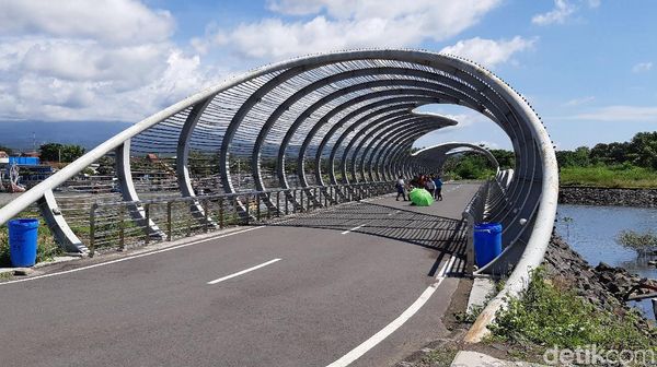 Foto Pantai Paling Ikonik di Banyuwangi