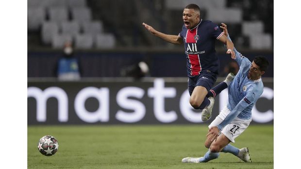 Manchester City's Joao Cancelo, right, PSG's Kylian Mbappe during the Champions League semifinal first leg soccer match between Paris Saint Germain and Manchester City at the Parc des Princes stadium, in Paris, France , Wednesday, April 28, 2021. (AP Photo/Thibault Camus)