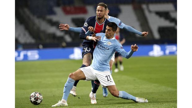 Manchester City's Joao Cancelo, right, challenges PSG's Neymar during the Champions League semifinal first leg soccer match between Paris Saint Germain and Manchester City at the Parc des Princes stadium, in Paris, France , Wednesday, April 28, 2021. (AP Photo/Thibault Camus)