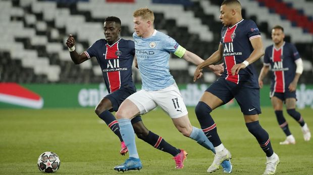 Soccer Football - Champions League - Semi Final First Leg - Paris St Germain v Manchester City - Parc des Princes, Paris, France - April 28, 2021 Manchester City's Kevin De Bruyne in action with Paris St Germain's Idrissa Gueye and Kylian Mbappe REUTERS/Benoit Tessier