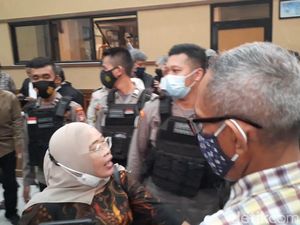 Pendukung Sempat Ribut Usai Syahganda Divonis 10 Bulan Penjara Pendukung Sempat Ribut Usai Syahganda Divonis 10 Bulan Penjara