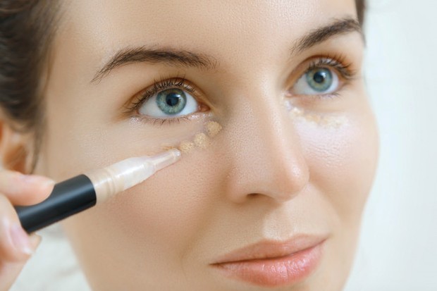 Pilih Shade yang Tepat/Foto: freepik.com Tips Menggunakan Concealer Agar Tidak Abu-Abu