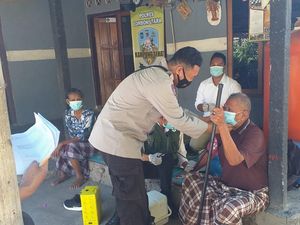 Polres Lotara-Tim Vaksinator Gelar Vaksinasi Door to Door bagi Lansia