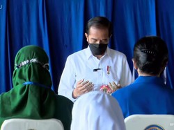 Jokowi Bertemu Keluarga Korban KRI Nanggala-402 di Lanudal Juanda