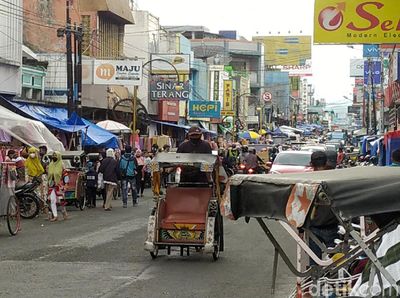 Ramai Pedagang Musiman, Begini Sibuknya Pengkolan Garut Saat Ramadhan