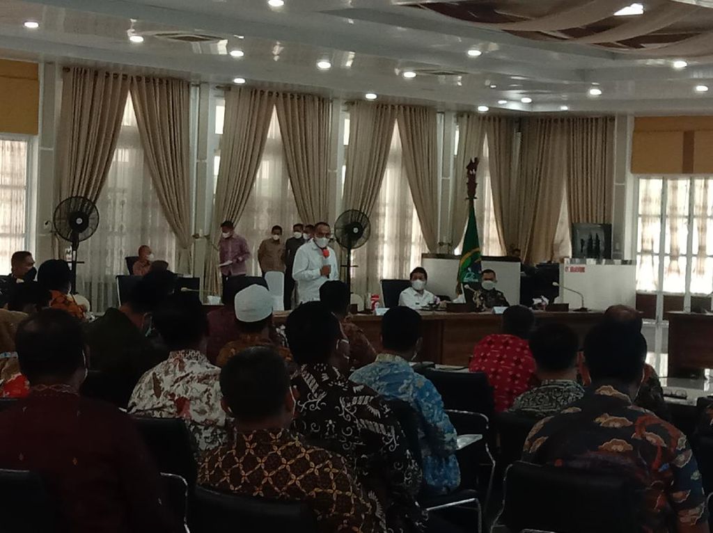 Gubsu Edy Minta Kepsek di Sumut Tak Berkumis-Berperut Besar Gubsu Edy Minta Kepsek di Sumut Tak Berkumis-Berperut Besar