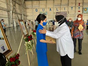 Mensos Risma Serahkan Santunan untuk Ahli Waris Kru KRI Nanggala-402