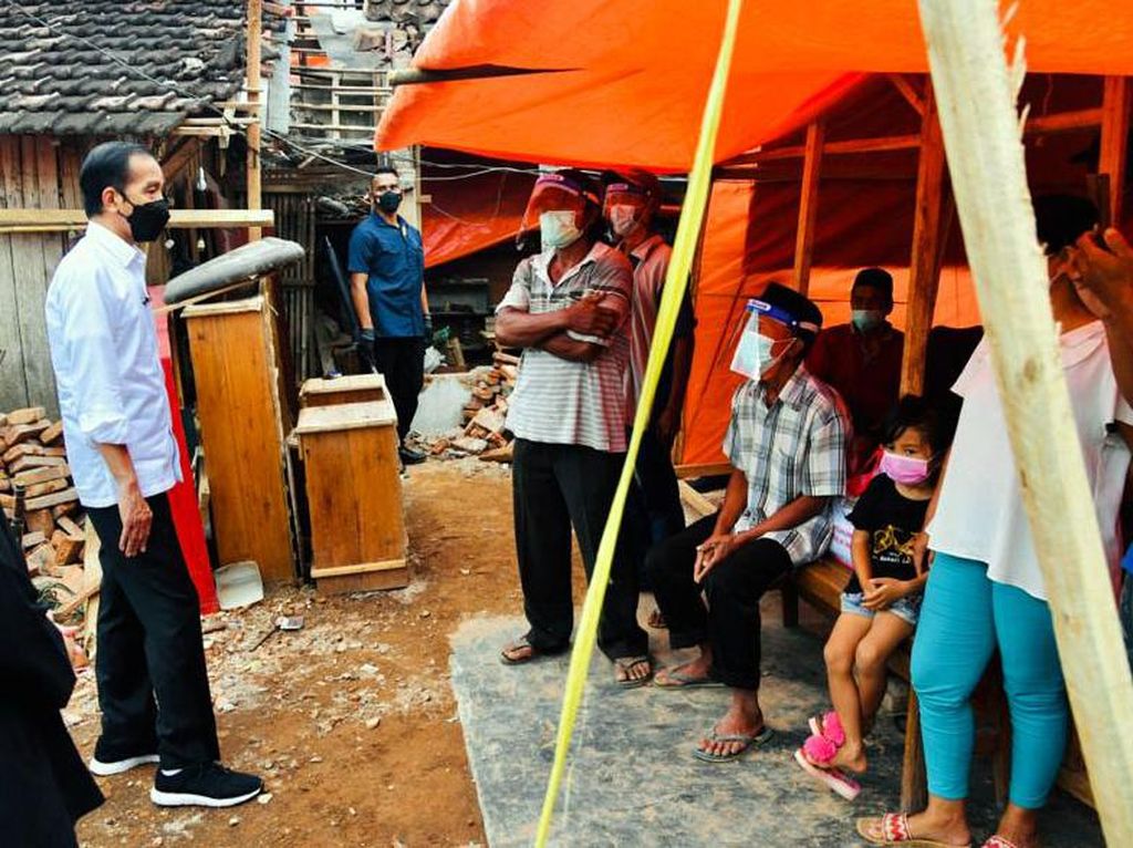 Jokowi Beri Rp 50 Juta Untuk Rumah Rusak Berat Akibat Gempa Malang Jokowi Beri Rp 50 Juta Untuk Rumah Rusak Berat Akibat Gempa Malang