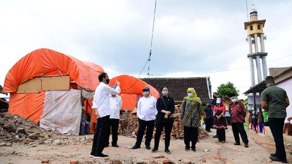 Momen Jokowi Kunjungi Korban Gempa Malang