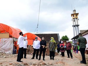 Momen Jokowi Kunjungi Korban Gempa Malang