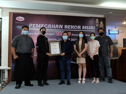 Sasa Pecahkan Rekor MURI Masak 21 Ribu Nasi Goreng untuk Buka Puasa