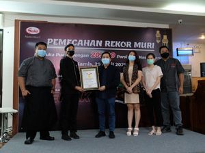 Sasa Pecahkan Rekor MURI Masak 21 Ribu Nasi Goreng untuk Buka Puasa Sasa Pecahkan Rekor MURI Masak 21 Ribu Nasi Goreng untuk Buka Puasa
