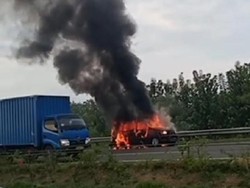 Alami Masalah Ban, Sebuah Mobil Hangus Terbakar di Tol Cipali