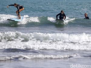 Marak WNA Bekerja Ilegal di Bali, Jadi Fotografer hingga Guru Surfing Marak WNA Bekerja Ilegal di Bali, Jadi Fotografer hingga Guru Surfing