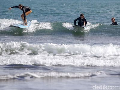 Serunya Belajar Sufing di Pantai Kawasan Canggu Bali