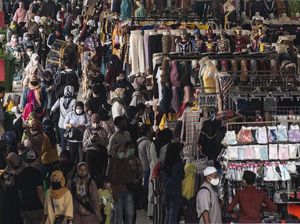 Duh, Skybridge Tanah Abang Ramai Banget