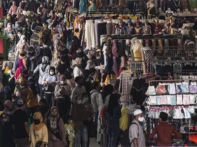 Duh, Skybridge Tanah Abang Ramai Banget