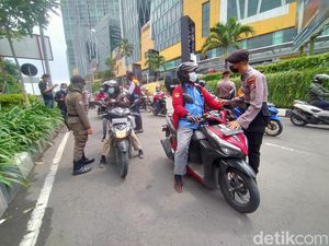 Polisi Sosialisasi Larangan Mudik di Bundaran Cito Surabaya