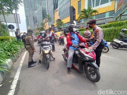 Polisi Sosialisasi Larangan Mudik di Bundaran Cito Surabaya