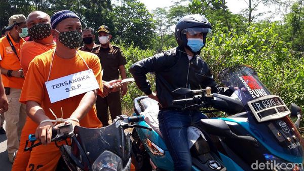 Tersangka Pembacokan Pegawai Pertamina Ikut Jalani Rekonstruksi
