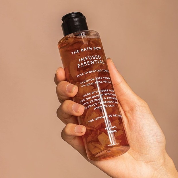 Toner dengan kelopak bunga asli untuk menghidrasi kulit