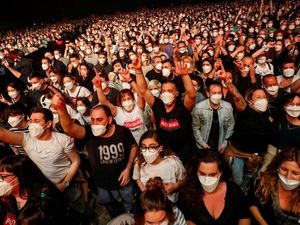 Tidak Ada Penularan Besar Usai Konser Uji Coba Corona di Barcelona