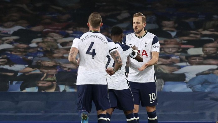 LIVERPOOL, ENGLAND - APRIL 16: Harry Kane of Tottenham Hotspur celebrates with teammates Serge Aurier and Toby Alderweireld after scoring their teams first goal during the Premier League match between Everton and Tottenham Hotspur at Goodison Park on April 16, 2021 in Liverpool, England. Sporting stadiums around the UK remain under strict restrictions due to the Coronavirus Pandemic as Government social distancing laws prohibit fans inside venues resulting in games being played behind closed doors. (Photo by Clive Brunskill/Getty Images)