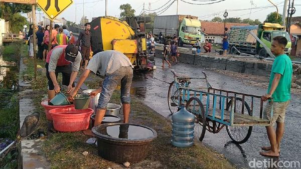 Truk Tangki Terguling, Warga Rebutan Minyak