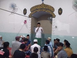 Saat Mertua Minta UAS jadi Imam Tarawih di Musala Perumahan Jombang