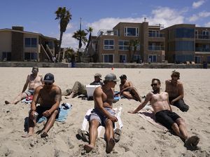 Saat Warga AS Boleh Lepas Masker Usai Vaksin